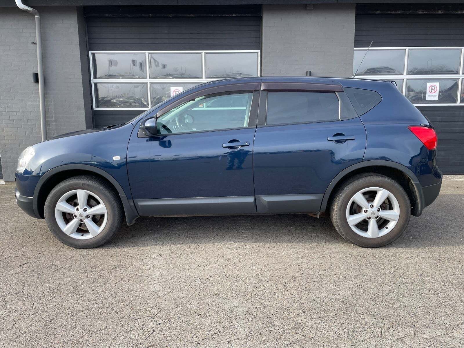 Blå Nissan Qashqai fra 2009