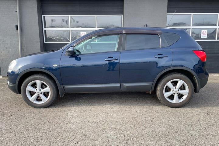 Blå Nissan Qashqai fra 2009