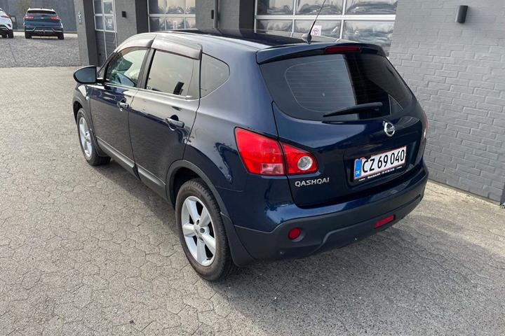 Blå Nissan Qashqai fra 2009