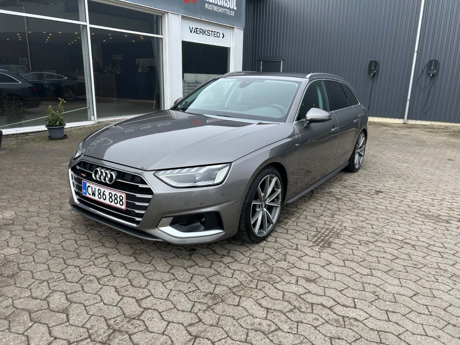 Grå Audi A4 fra 2020
