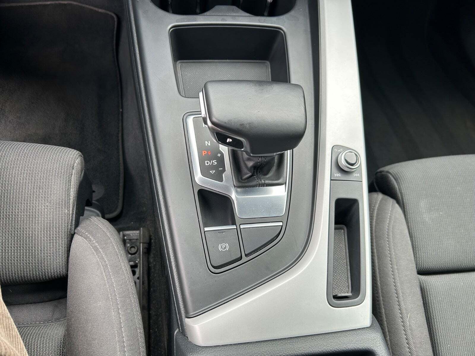 Grå Audi A4 fra 2020