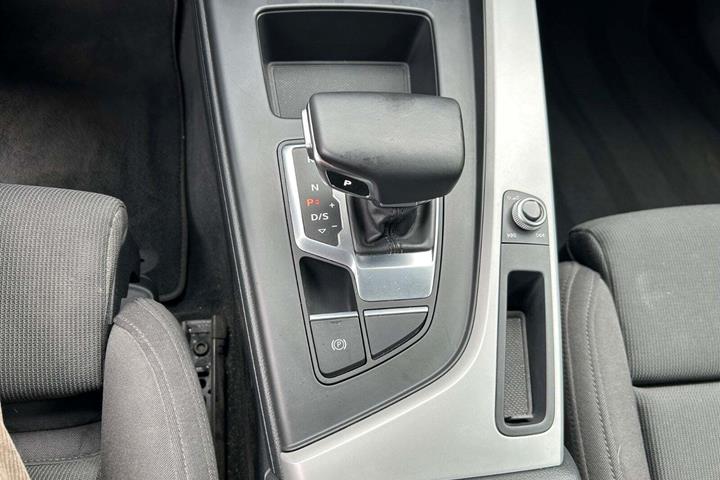 Grå Audi A4 fra 2020