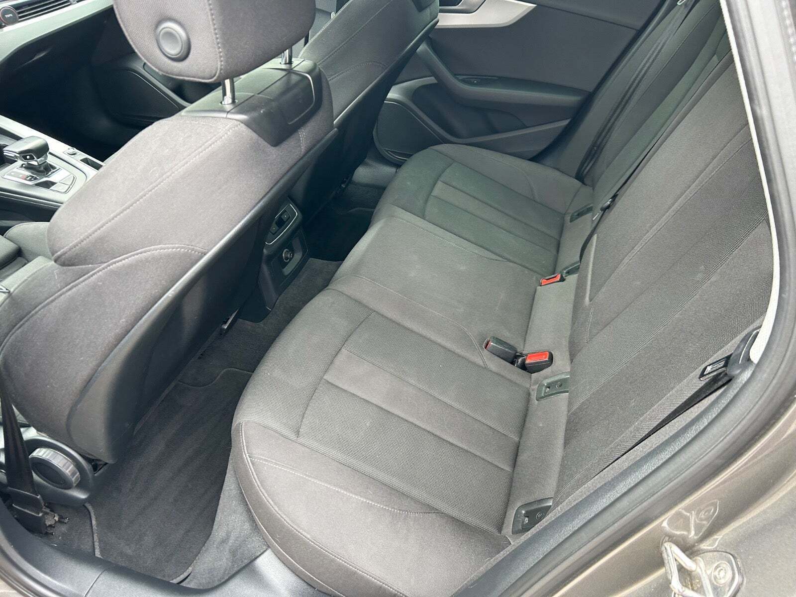 Grå Audi A4 fra 2020