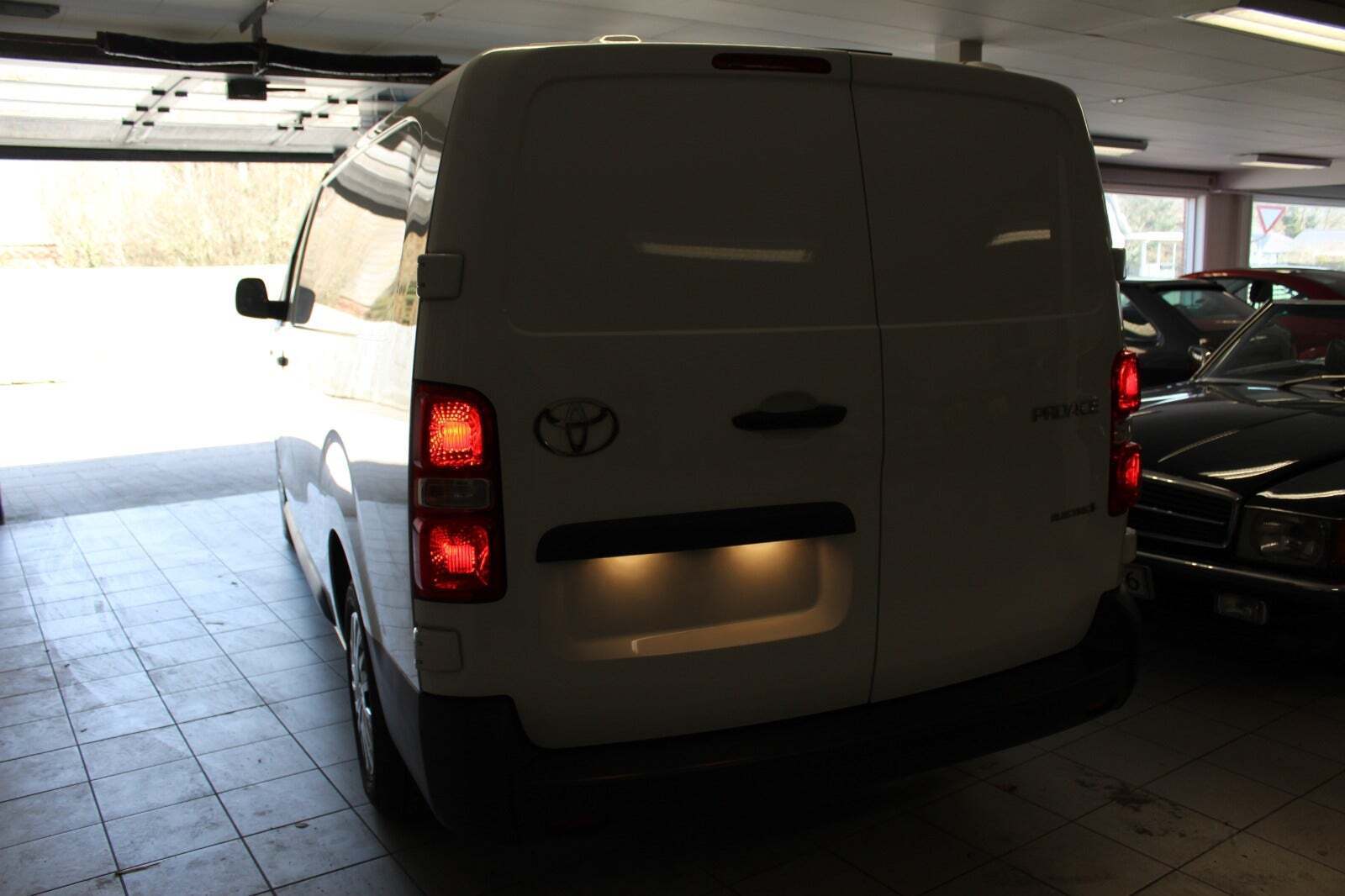 Hvid Toyota ProAce fra 2025