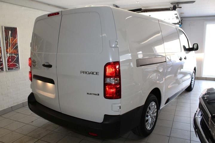 Hvid Toyota ProAce fra 2025