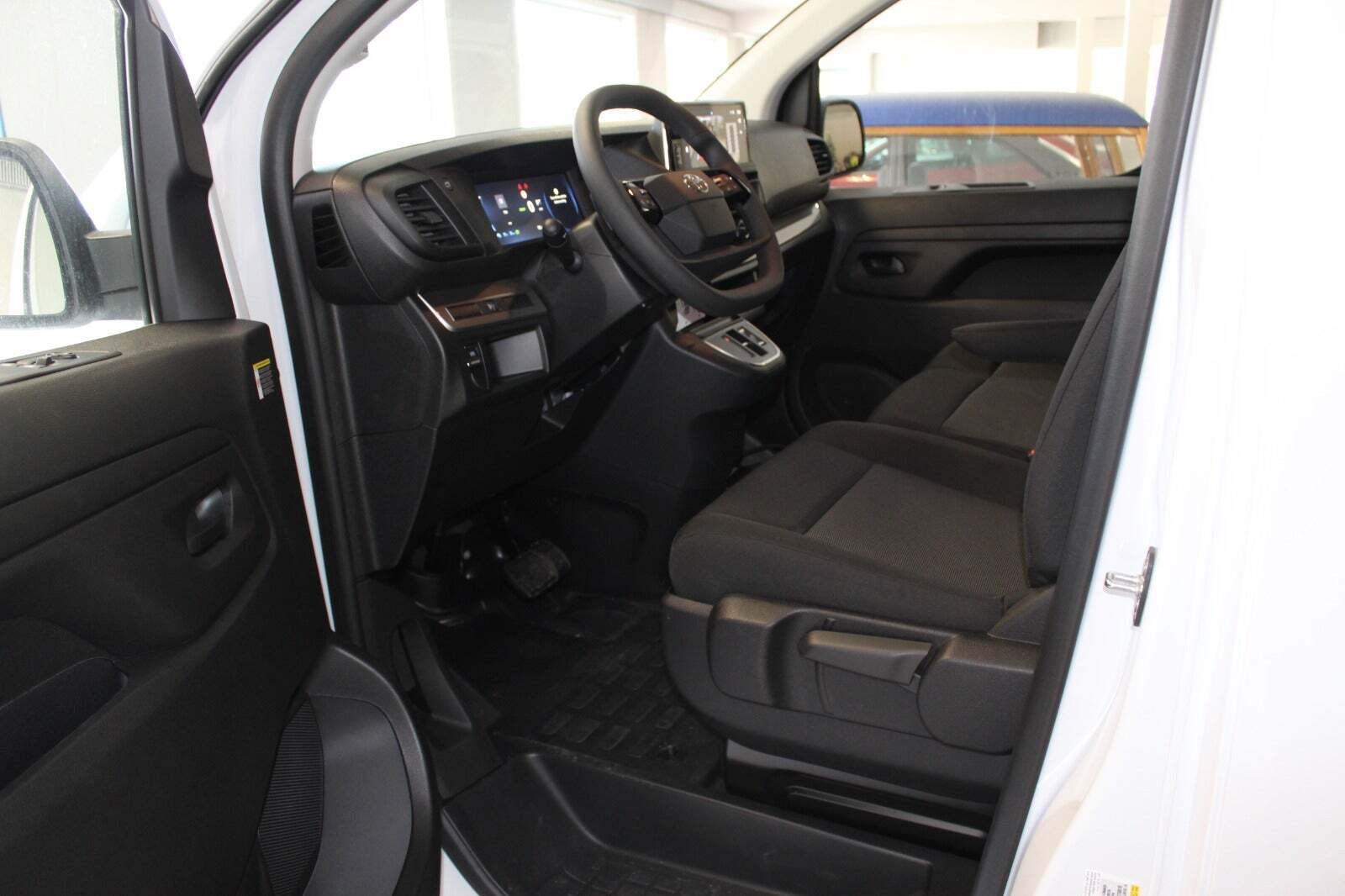 Hvid Toyota ProAce fra 2025