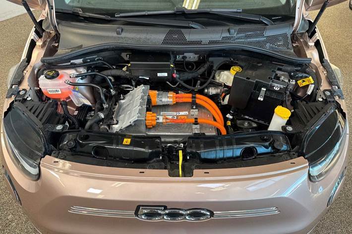 Orange Fiat 500e fra 2023