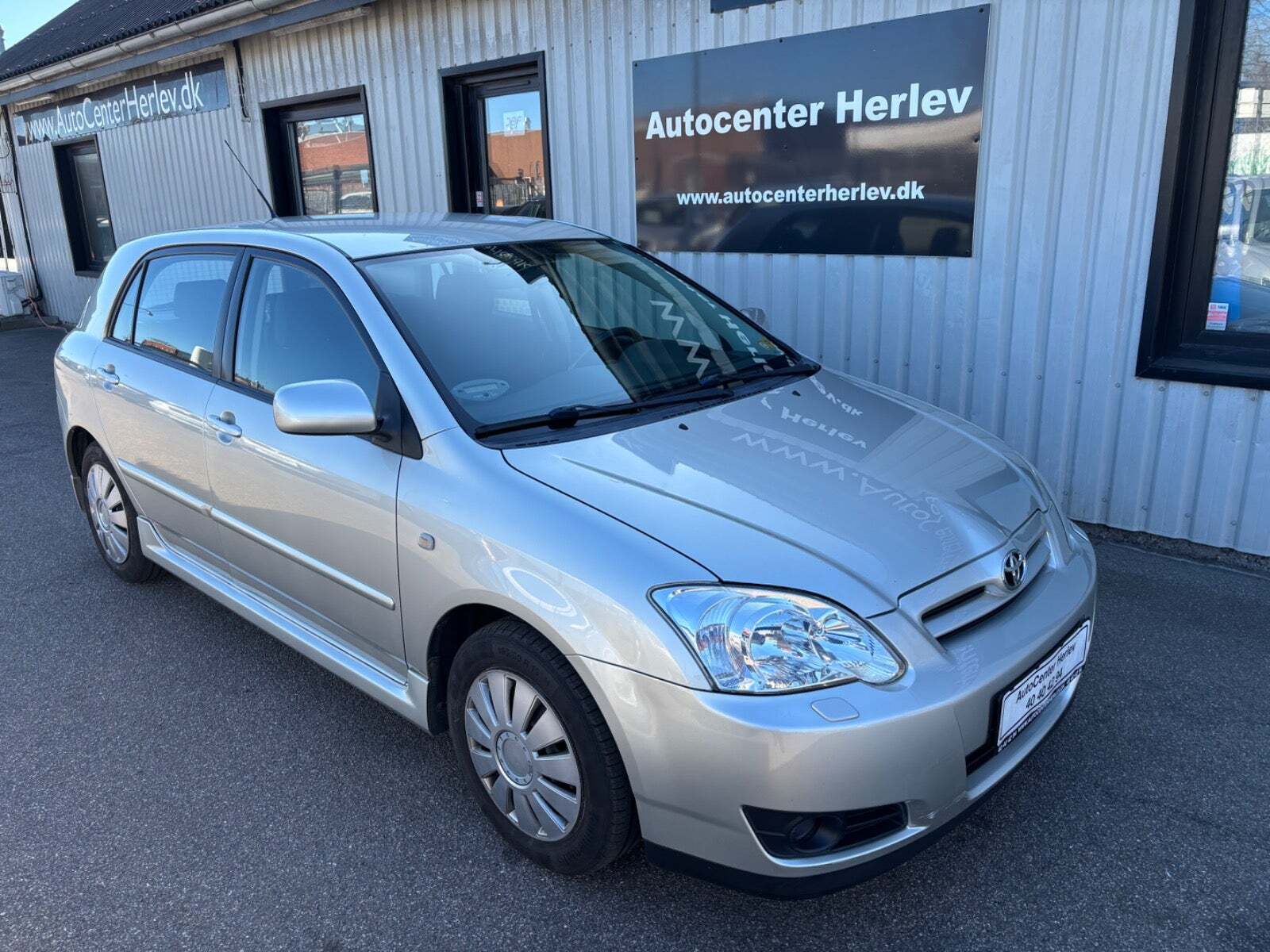 Sølv Toyota Corolla fra 2004