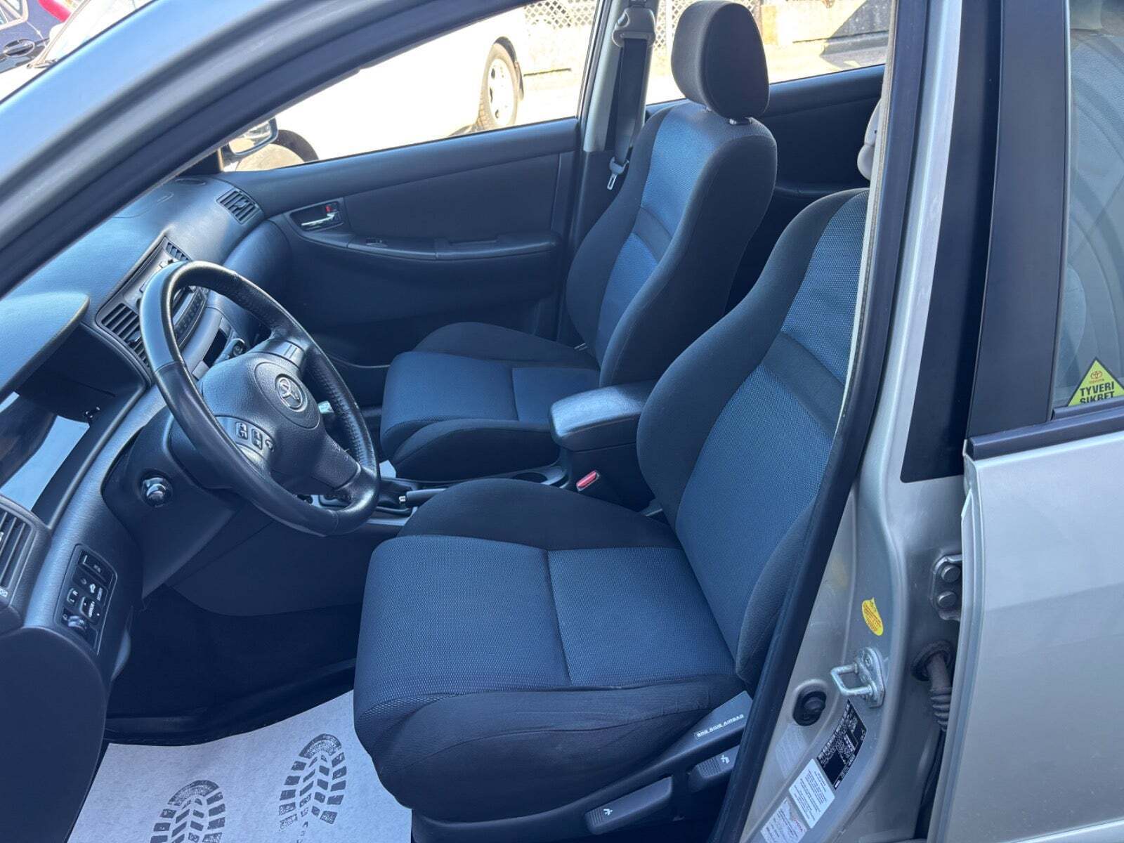 Sølv Toyota Corolla fra 2004