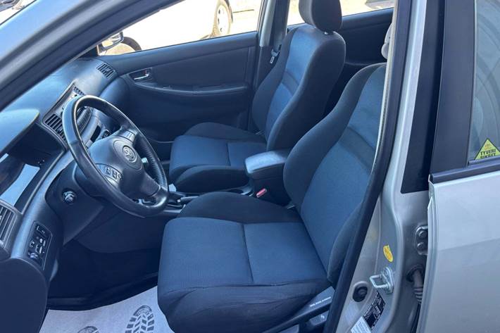 Sølv Toyota Corolla fra 2004