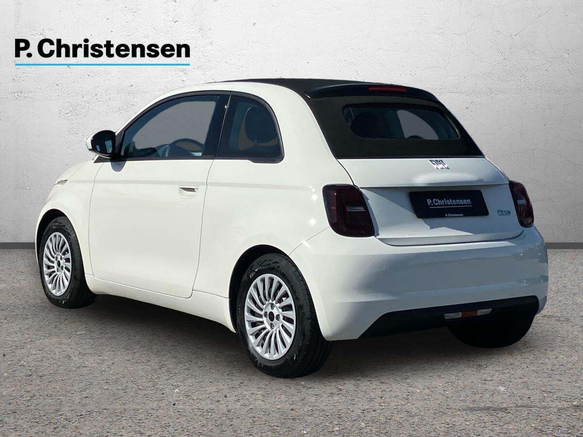 Hvid Fiat 500e fra 2023