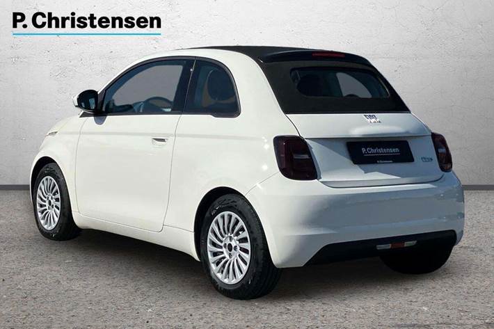 Hvid Fiat 500e fra 2023