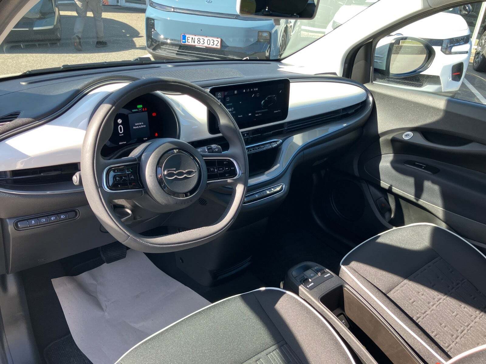Hvid Fiat 500e fra 2023