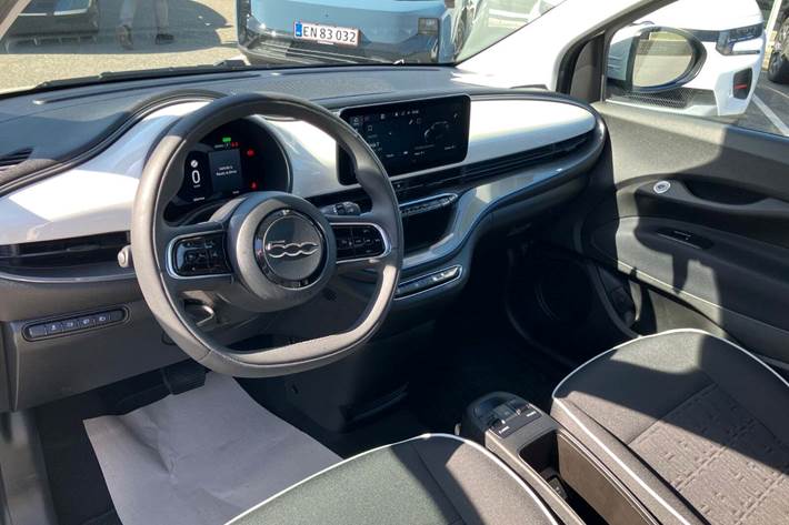 Hvid Fiat 500e fra 2023