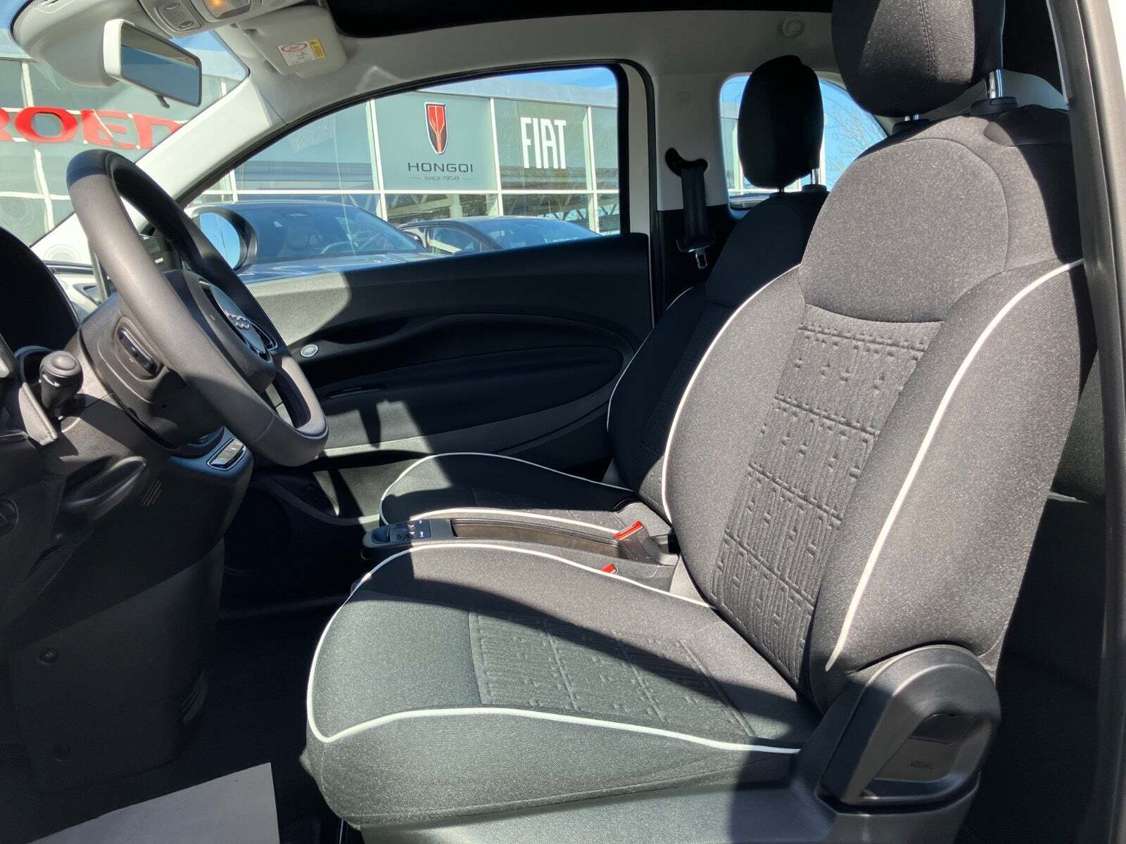 Hvid Fiat 500e fra 2023