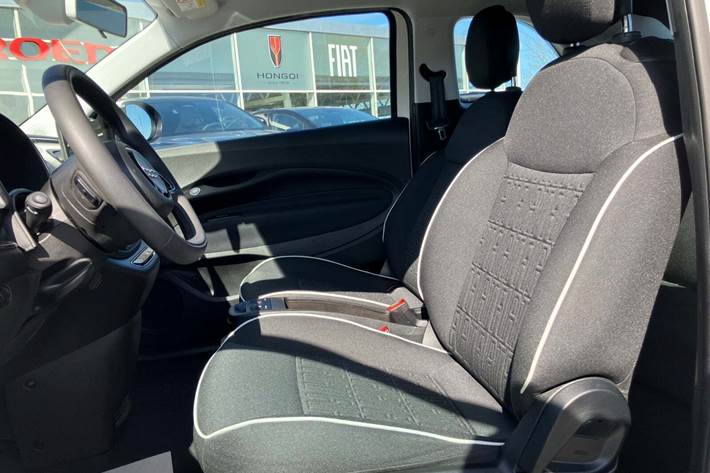 Hvid Fiat 500e fra 2023