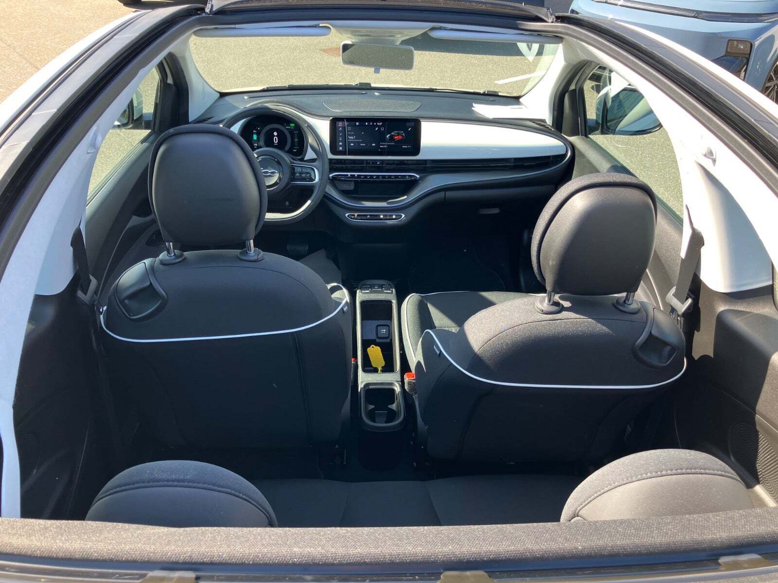 Hvid Fiat 500e fra 2023