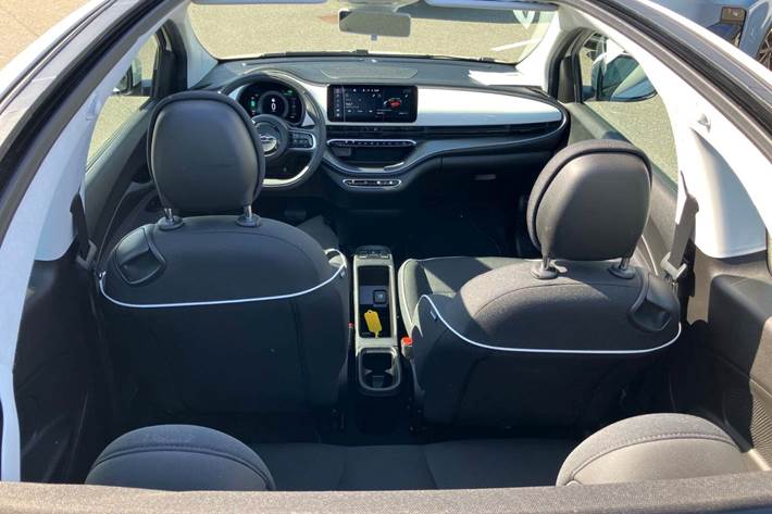 Hvid Fiat 500e fra 2023