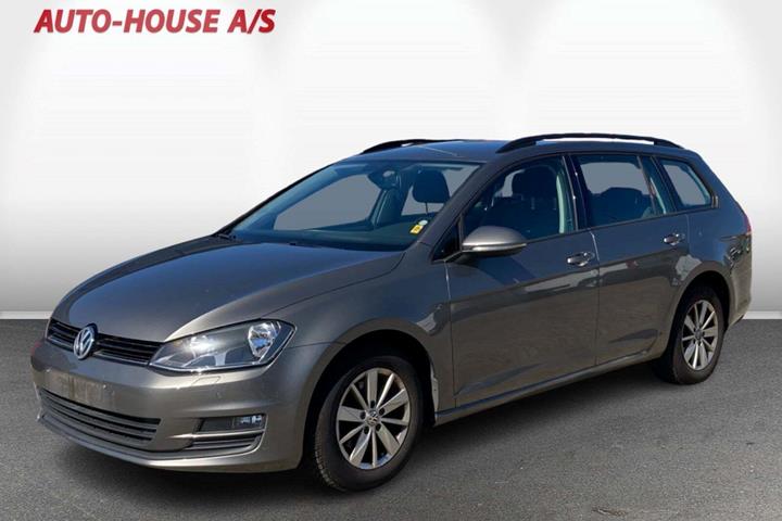 Beige VW Golf VII fra 2015 set udefra