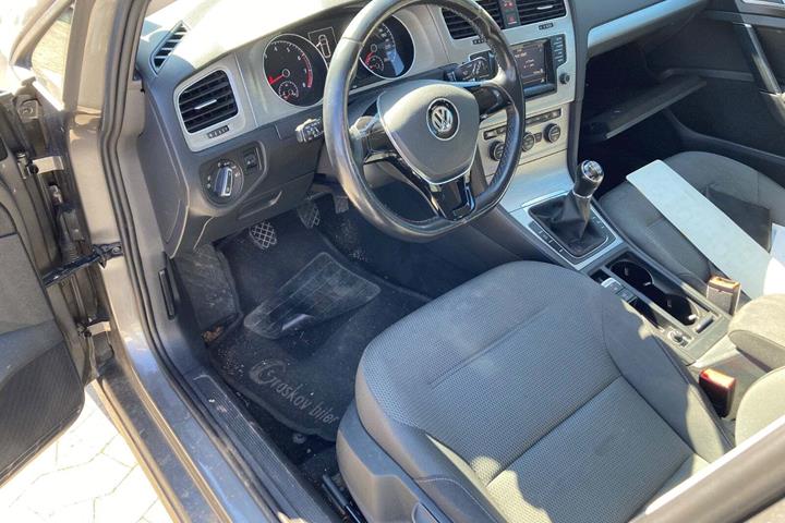 Beige VW Golf VII fra 2015