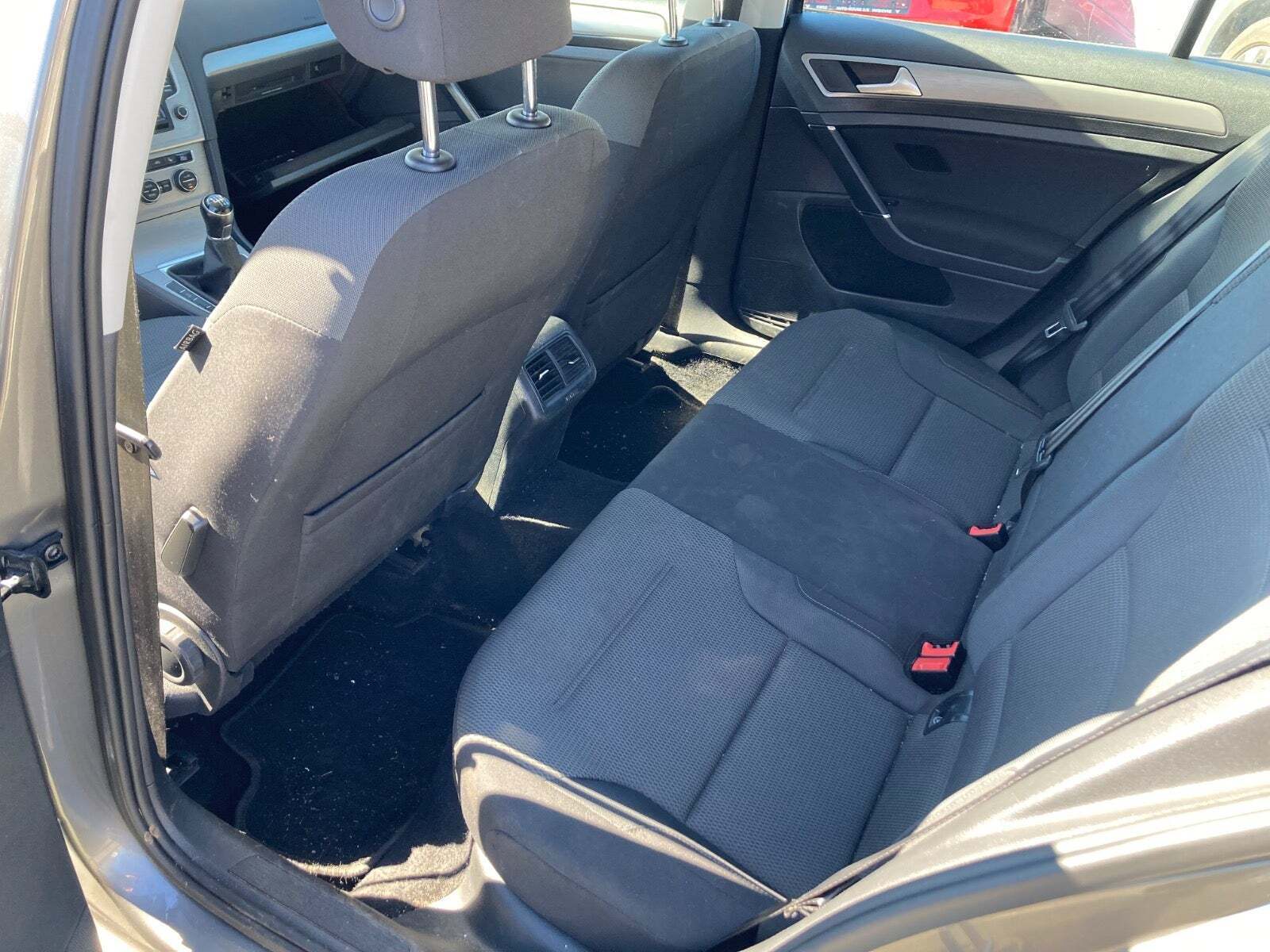 Beige VW Golf VII fra 2015