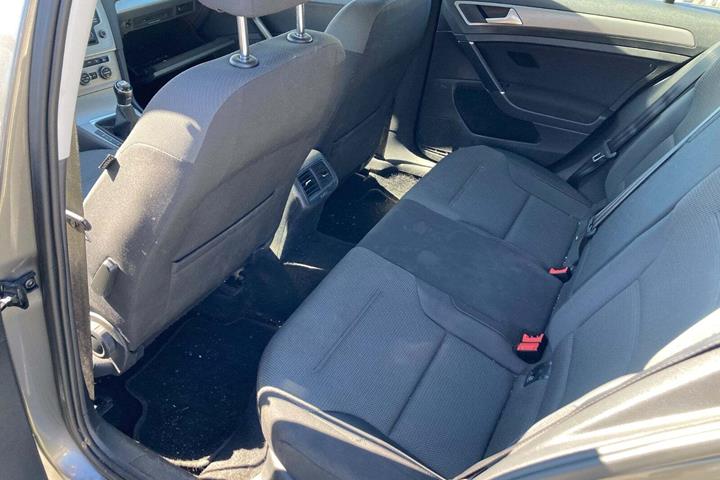 Beige VW Golf VII fra 2015