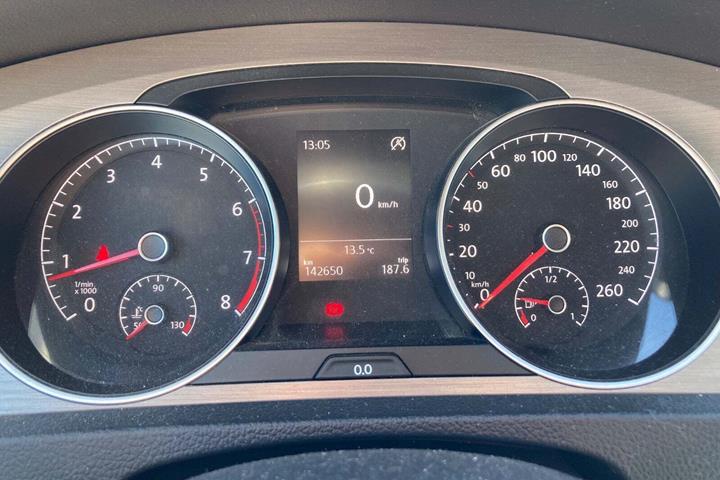 Beige VW Golf VII fra 2015
