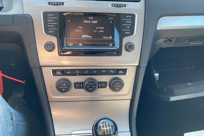 Beige VW Golf VII fra 2015