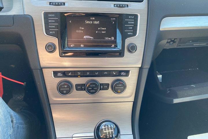 Beige VW Golf VII fra 2015