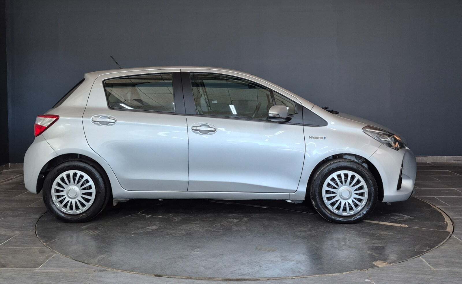 Sølv Toyota Yaris fra 2020