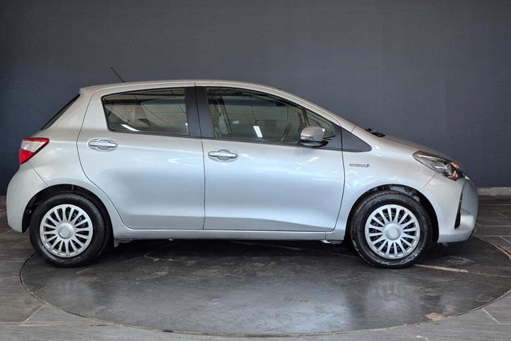 Sølv Toyota Yaris fra 2020