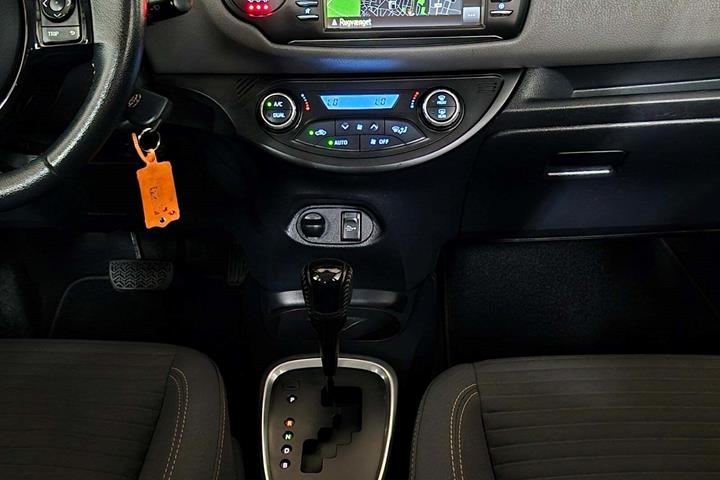 Sølv Toyota Yaris fra 2020