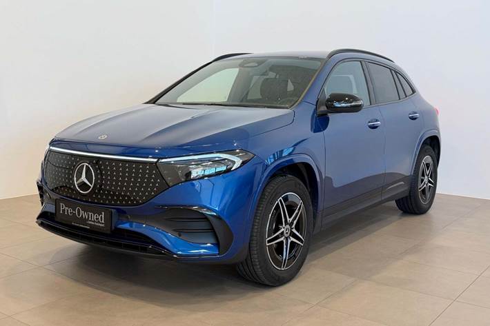 Blå Mercedes EQA300 fra 2025 set udefra