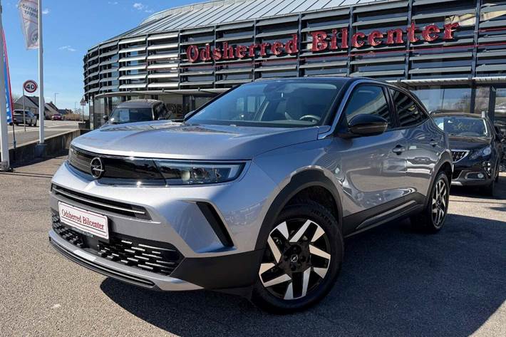 Grå Opel Mokka-e fra 2023 set udefra