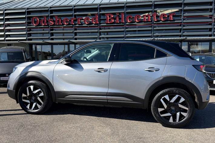Grå Opel Mokka-e fra 2023