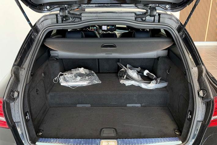 Sort Mercedes C300 de fra 2020