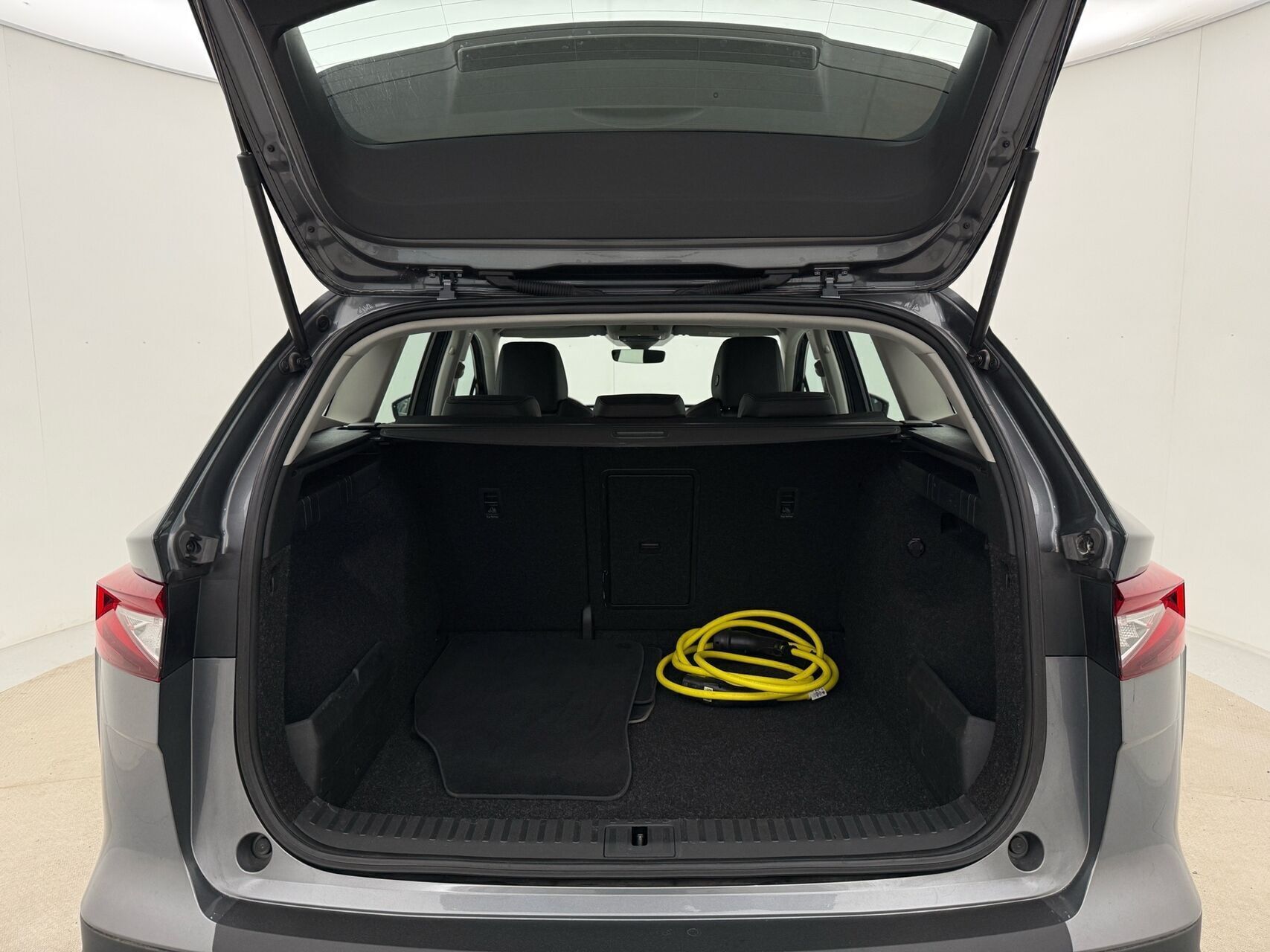 Grå Skoda Enyaq fra 2023