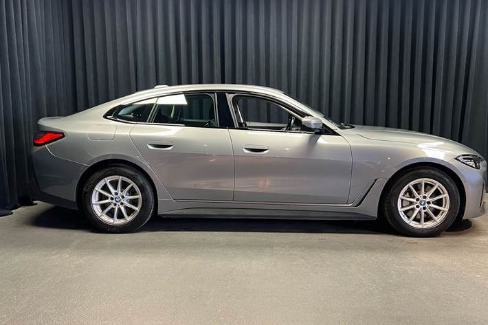 Grå BMW i4 fra 2023