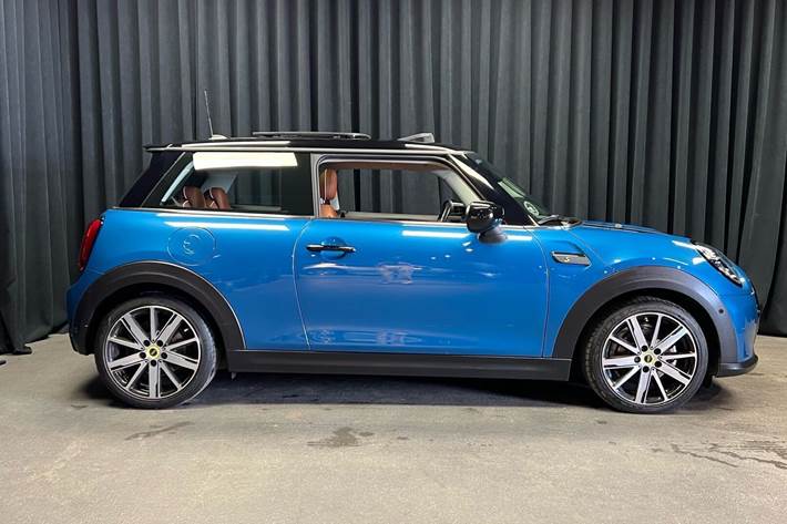 Blå Mini Cooper fra 2022