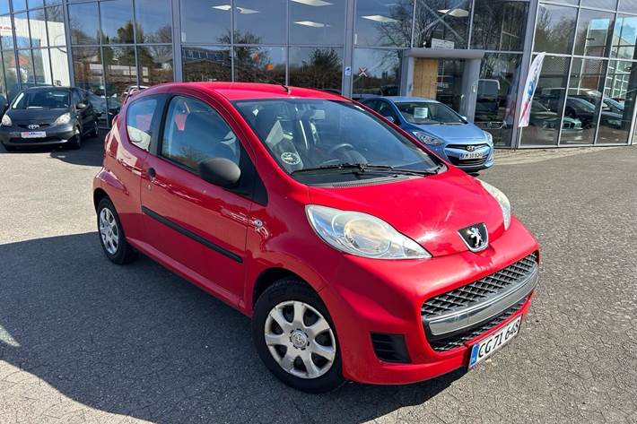 Rød Peugeot 107 fra 2009