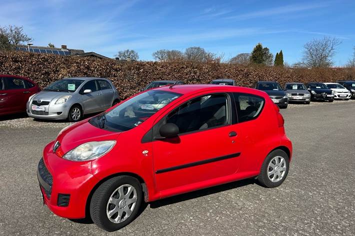 Rød Peugeot 107 fra 2009