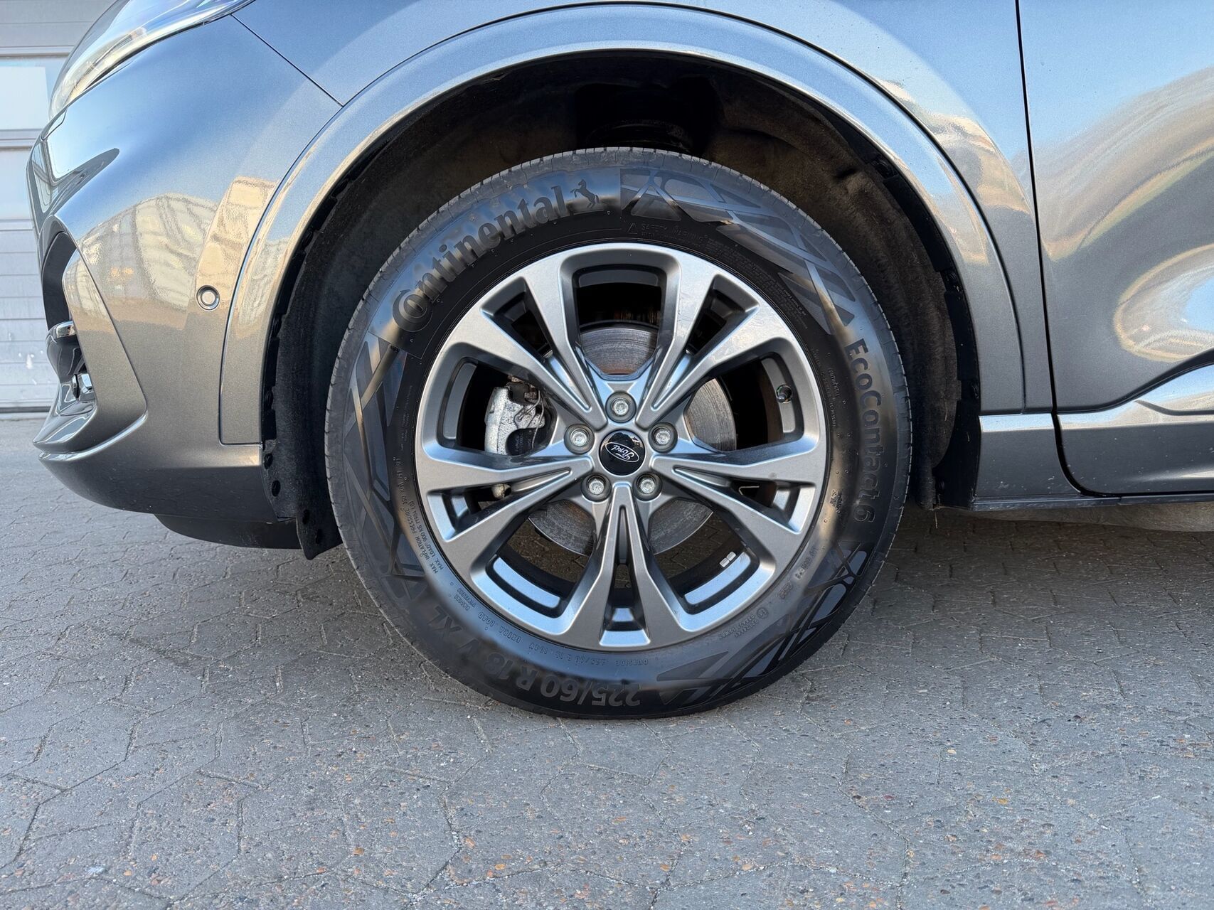 Grå Ford Kuga fra 2023