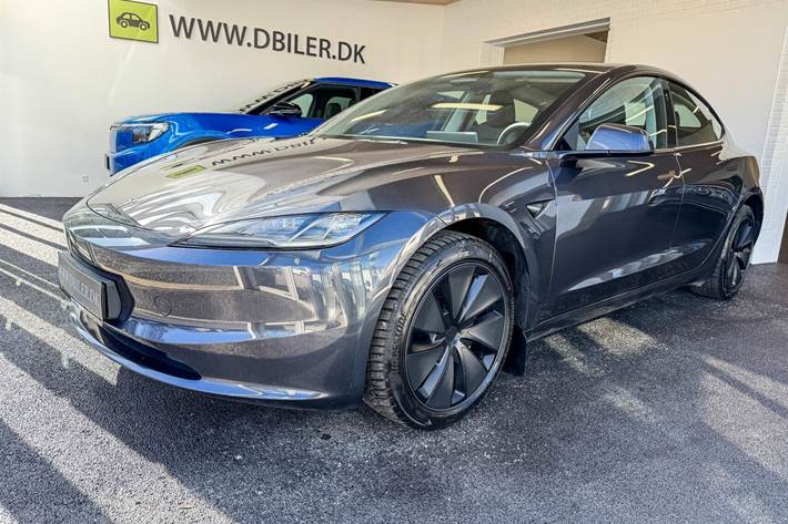 Grå Tesla Model 3 fra 2024