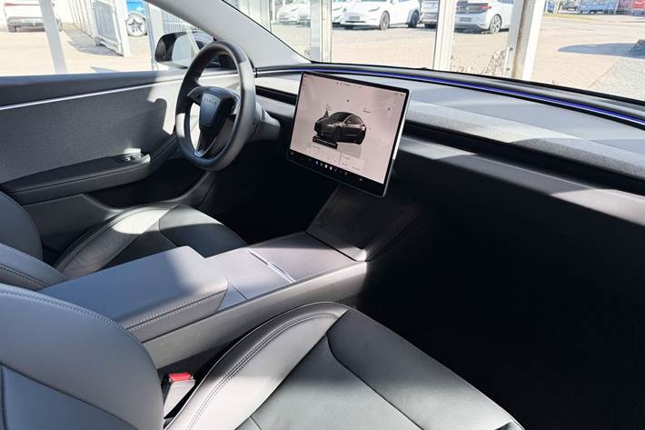 Grå Tesla Model 3 fra 2024