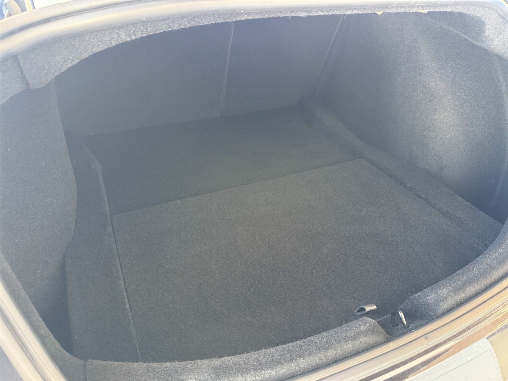 Grå Tesla Model 3 fra 2024