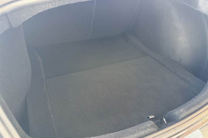 Grå Tesla Model 3 fra 2024