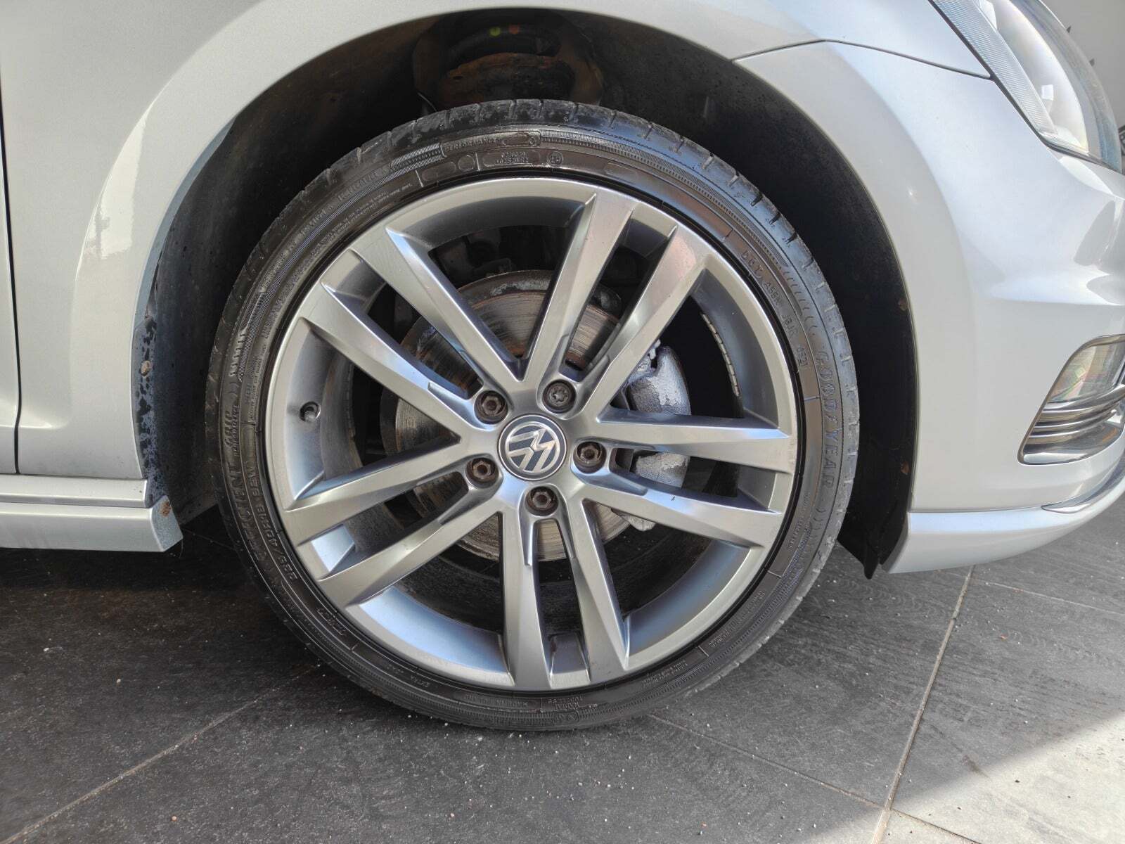 Grå VW Golf VII fra 2017