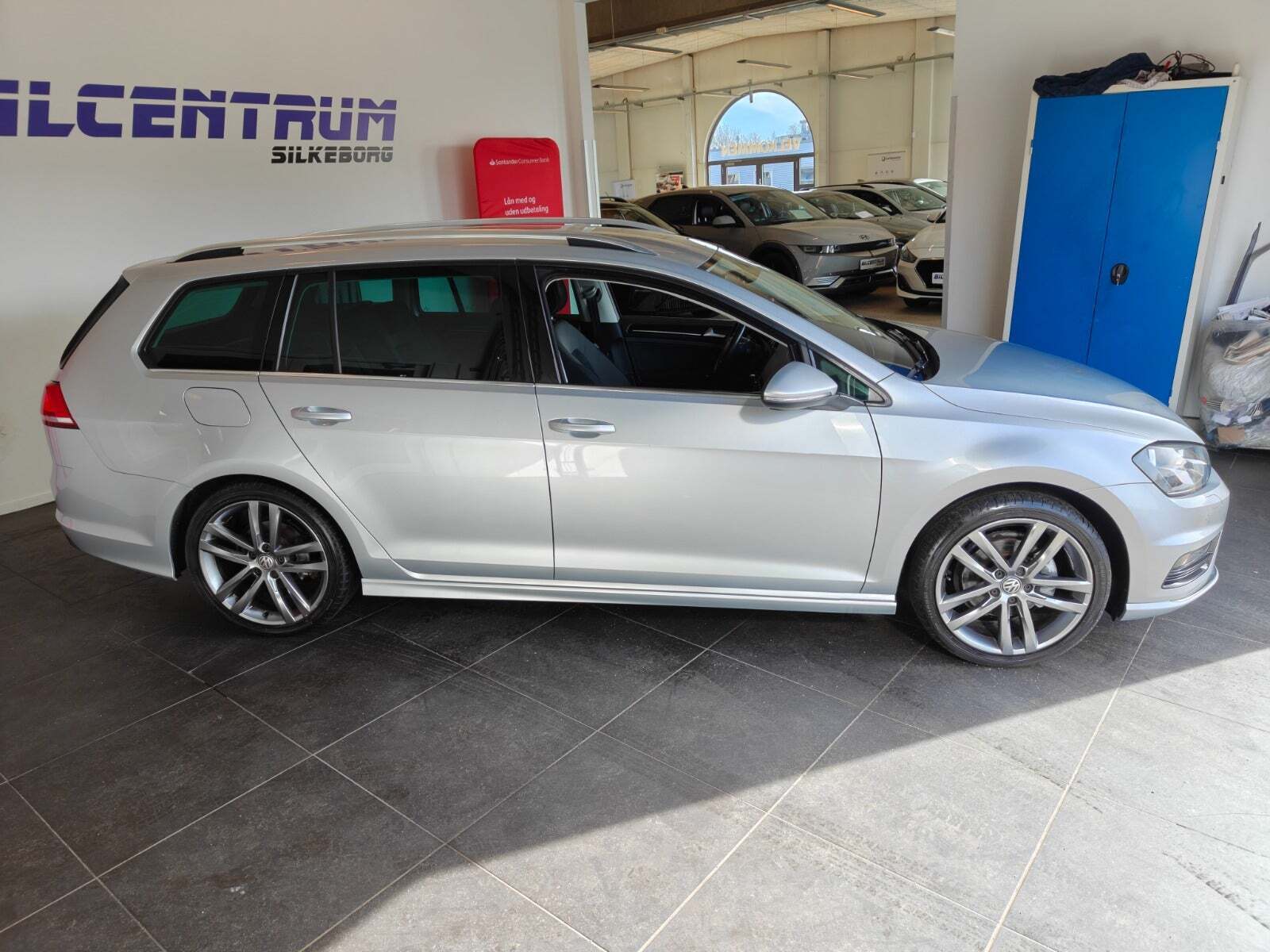 Grå VW Golf VII fra 2017