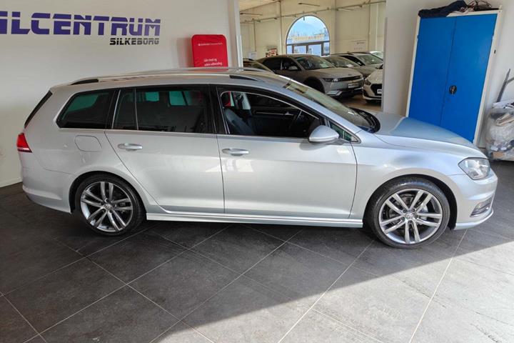 Grå VW Golf VII fra 2017