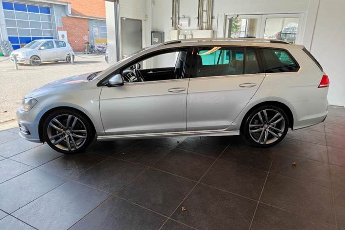 Grå VW Golf VII fra 2017